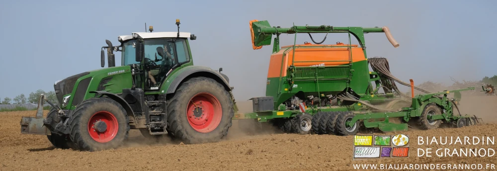 photo de tracteur et combiné de semis en action dans la parcelle