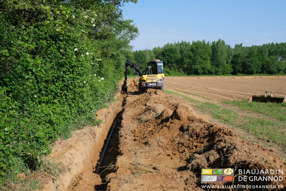 photo de la tranchée en cours de rebouchage