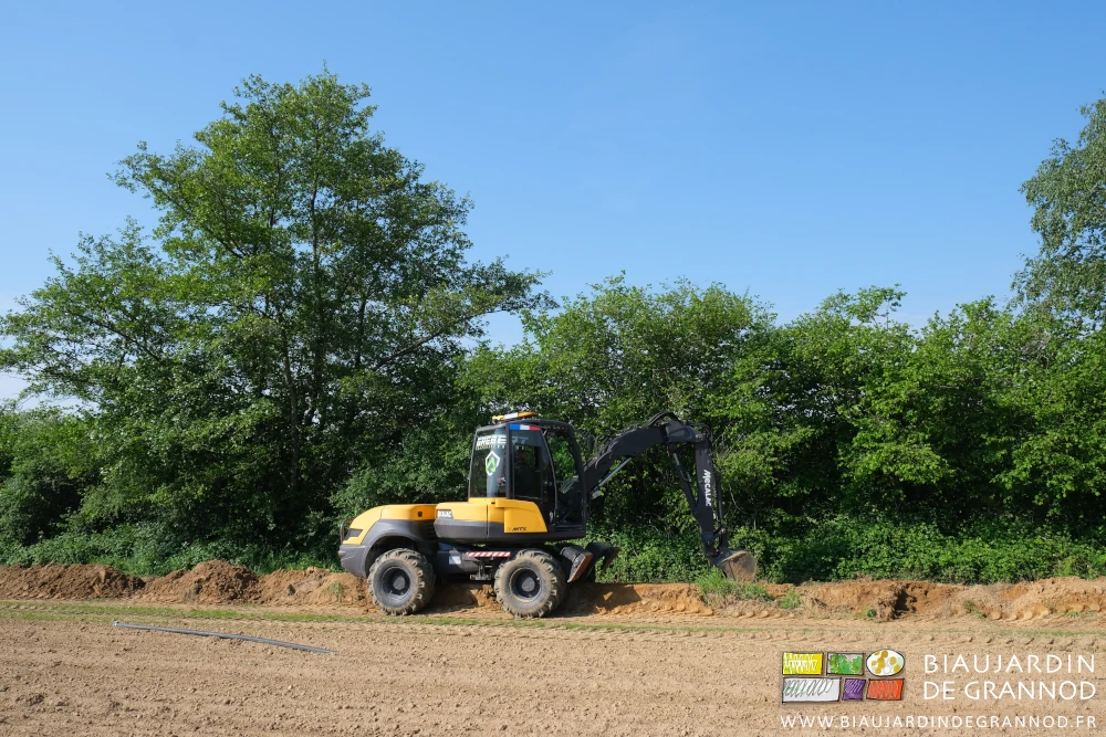 photo de Charlie au travail le long de la haie avec son tracto-pelle