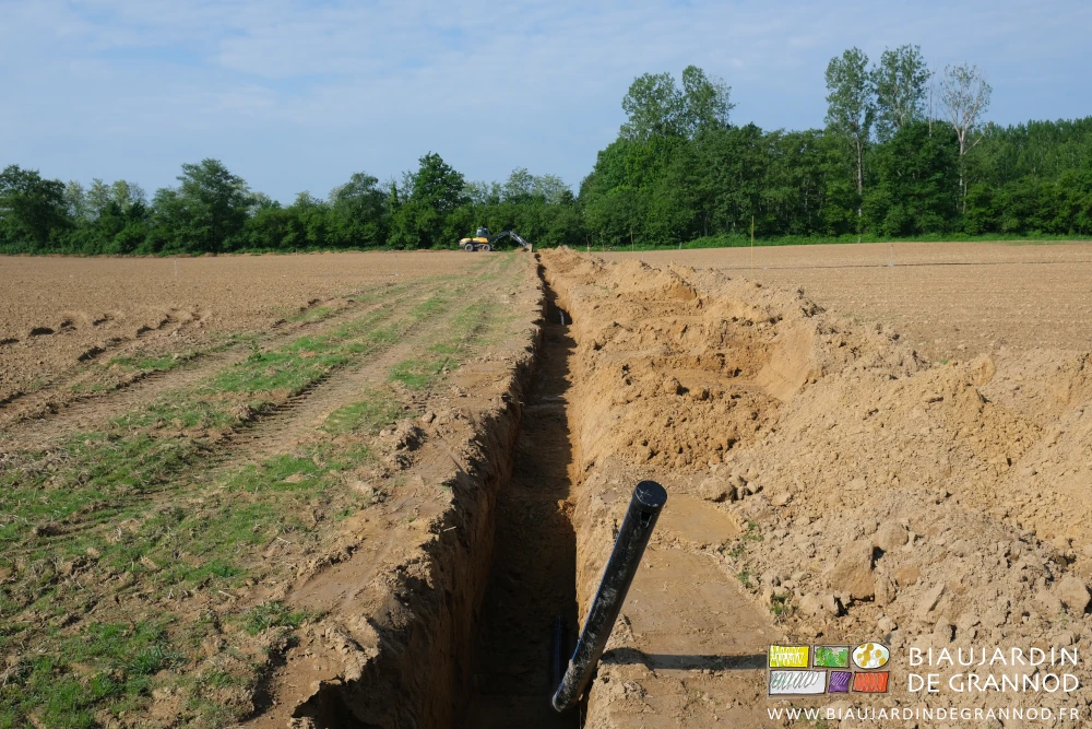photo générale d'une des antennes avec le tuyau installé en fond de tranchée
