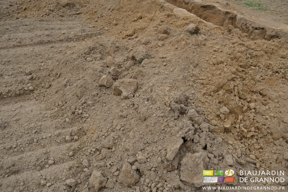 photo proche du cordon de terre arable séparé de la terre de fond de tgranchée