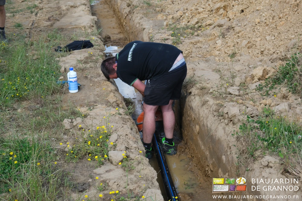 photo de Charlie ébavurant l'extrémité du tuyau à raccorder