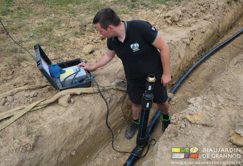 photo de Charlie réglant l'appareil à électro-souder les raccords et tubes en polyéthylène