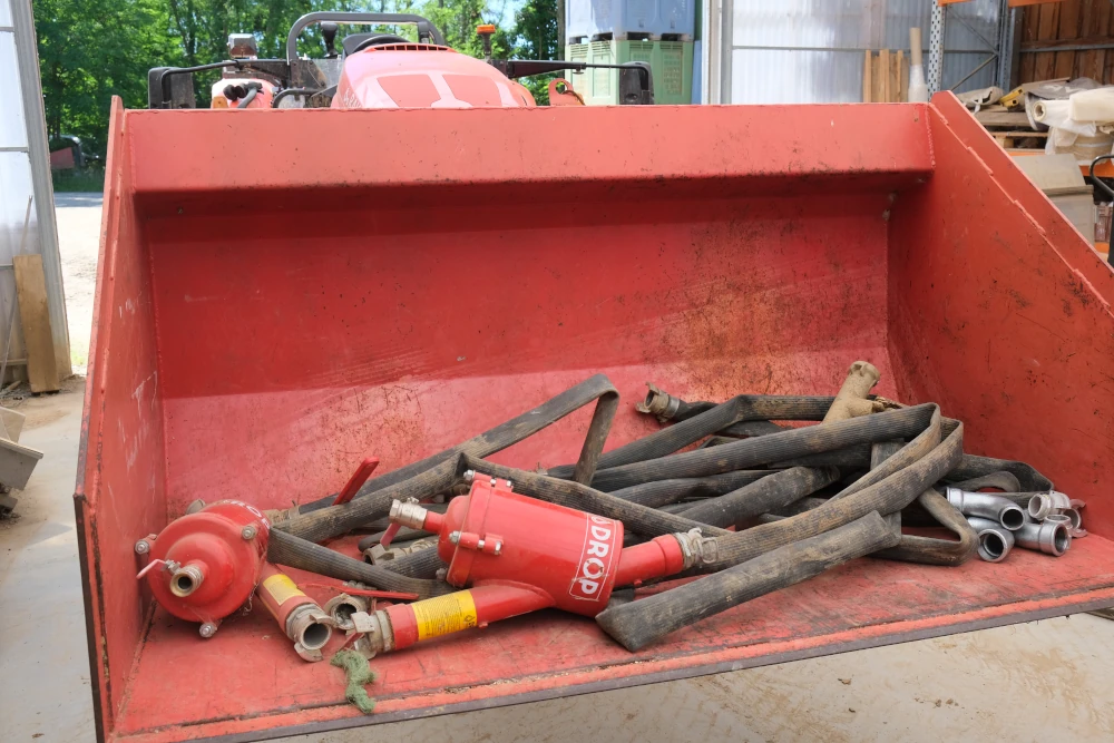 photo de deux filtres déplaçables et des tuyaux souples dans le godet avant du tracteur