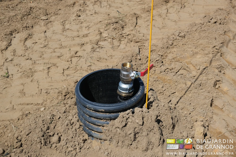 photo d'une prise d'eau en surface protégé par un gros tube annelé 