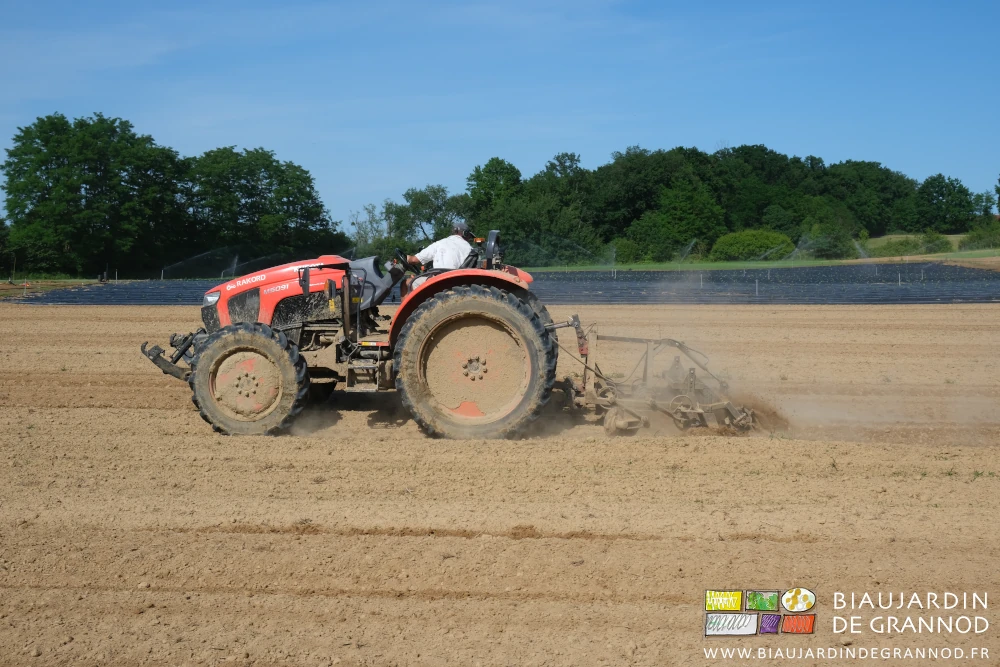 photo du travail en cours le rouleau fait voler un peu de limon