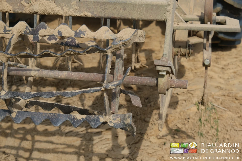 photo de détail des barres de rouleau complétées par des fers coudés en équerre