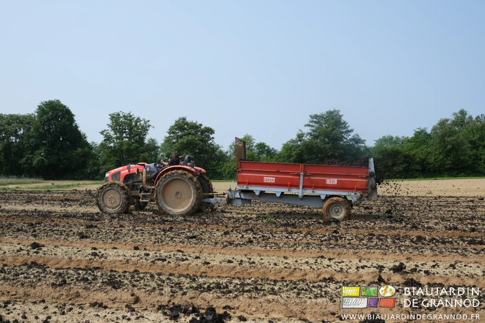 photo de l'épandage en cours dans les carrés concernés