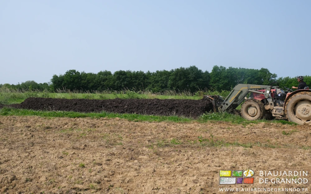 photo du tracteur prenant du fumier avec sa fourche