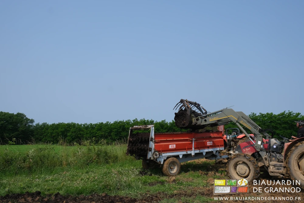 photo de la pince croco s'ouvrant pour benner du fumier dans l'épandeur