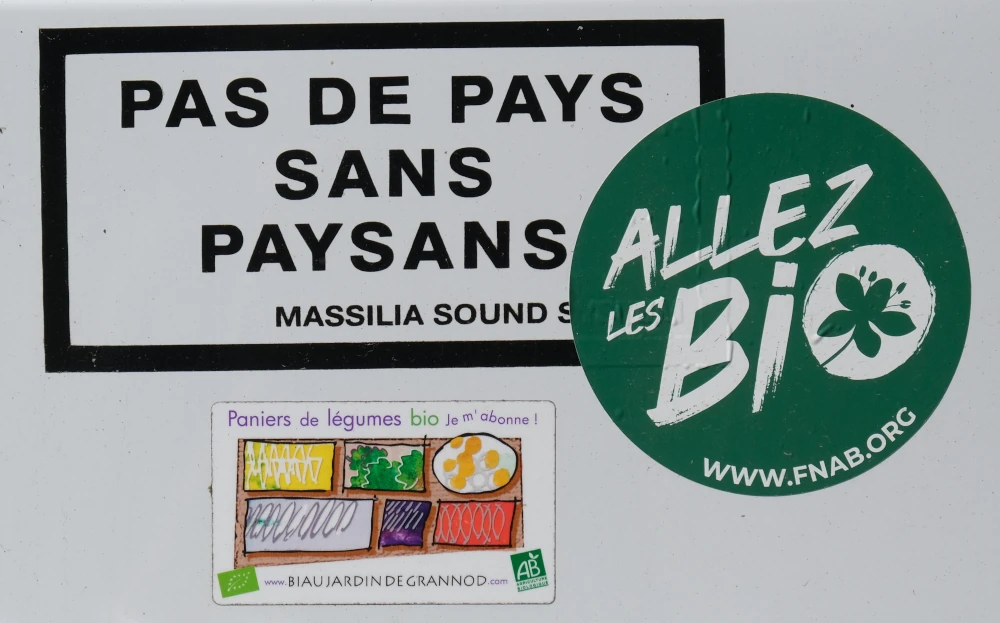 photo d'autocollants sur voiture pas de pays sans paysan allez les bio