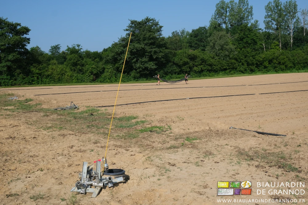 photo d'ensemble, les départs près de la bouche d'eau, les tubes distribués dans les allées