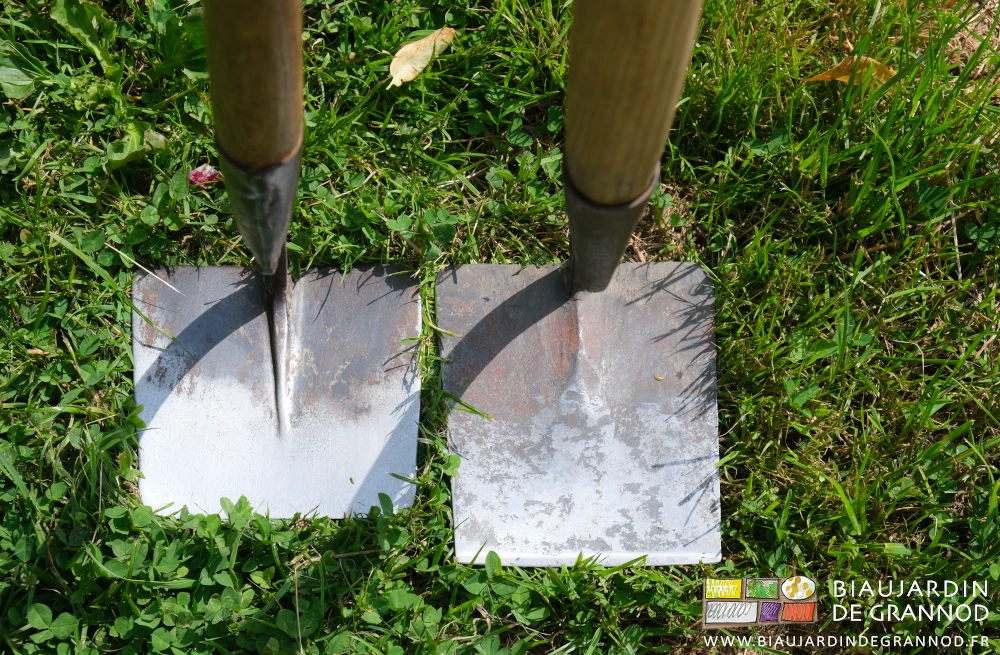 photo des fers des 2 sarclots, l'ancien plus court et aux bords arrondis par l'usure