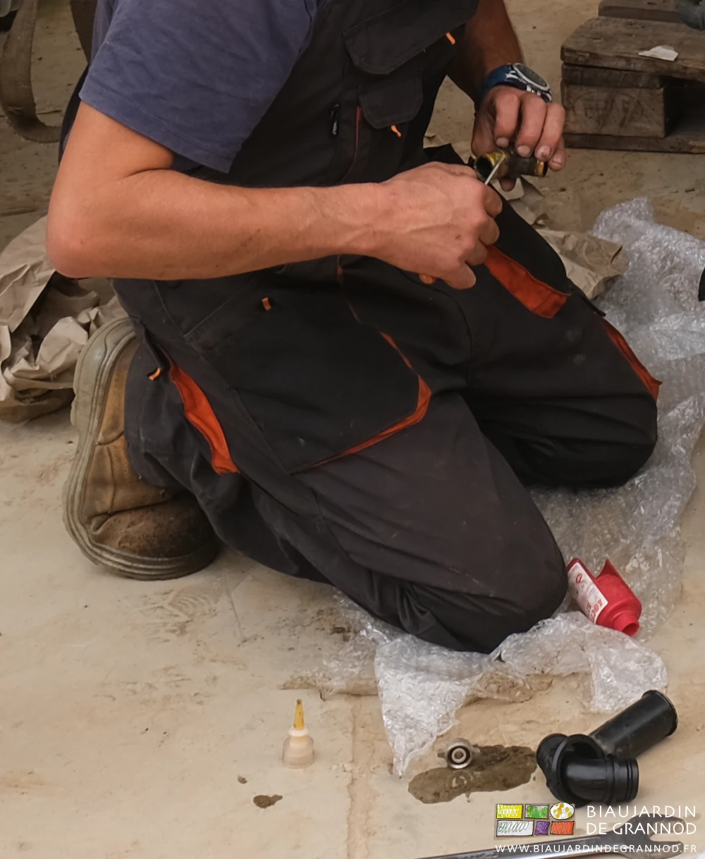 photo des bras de mécanicien réparant une pompe