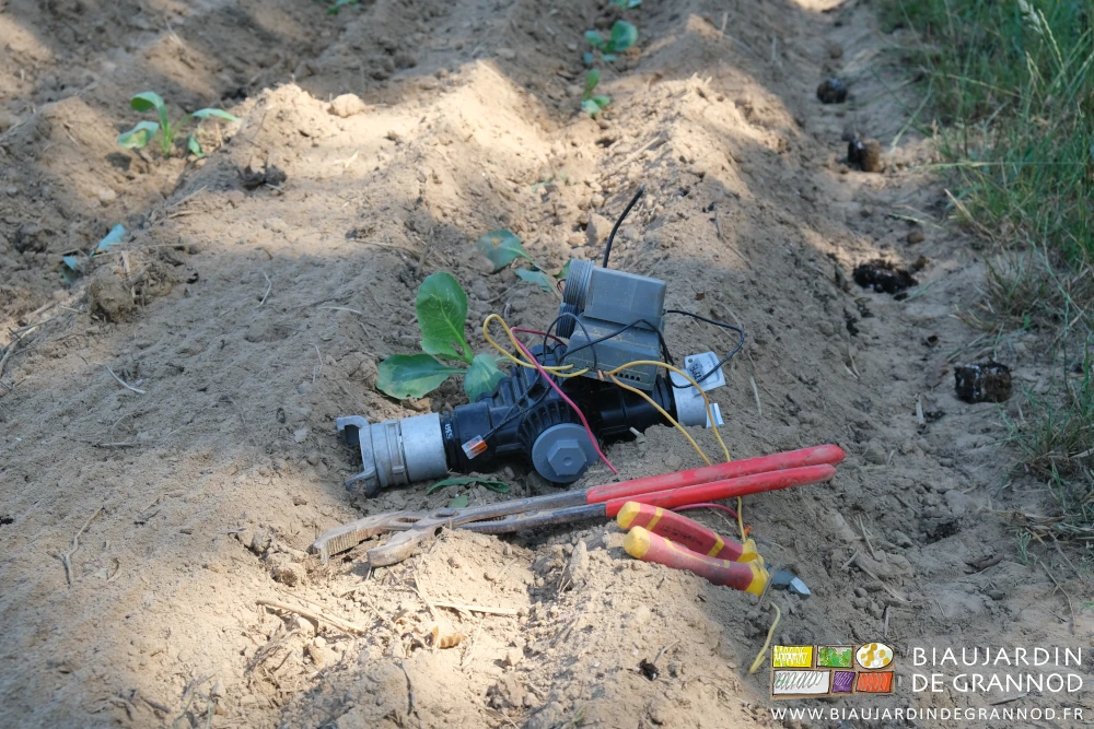 photo d'une électrovanne équipée de programmation et son système radio