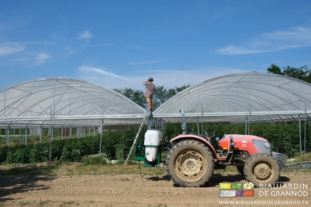 photo d'ensemble, tracteur et pûlvé au pied du chéneau où marche Matthieu pour blanchir à la lance