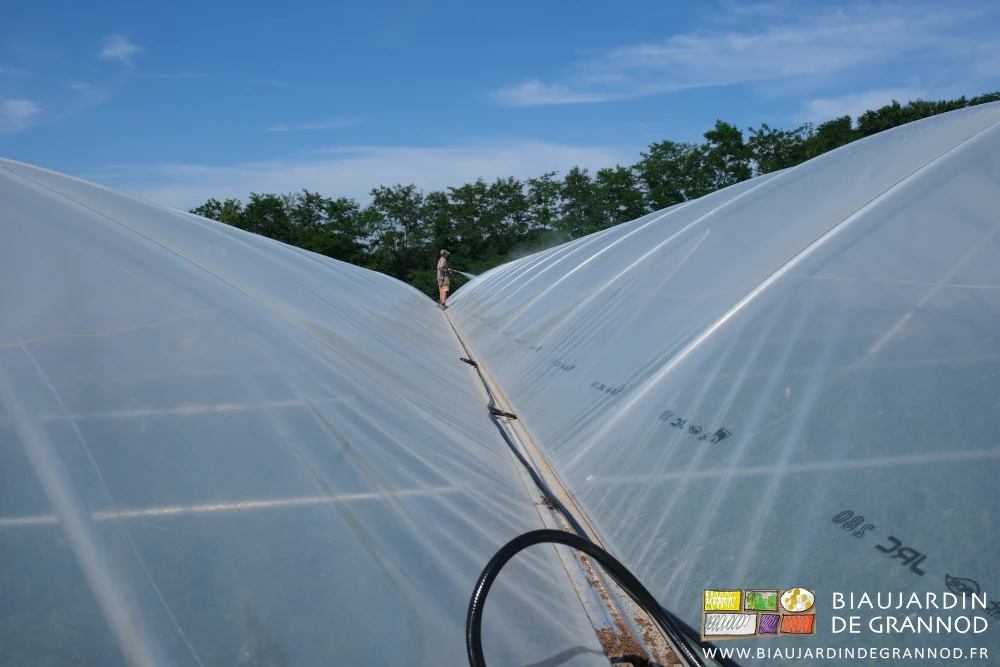 photo de Matthieu au bout du chéneau central d'un bi-tunnel le tuyau de la lance déroulé