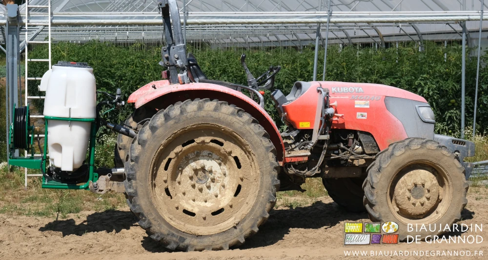 photo du pulvérisateur neuf attelé au tracteur devant un des bi-tunnels