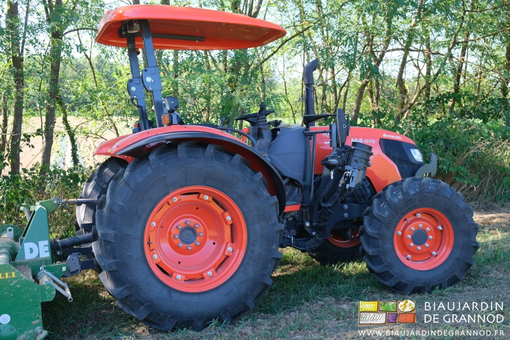 photo du tracteur devant une de nos haies bocagères