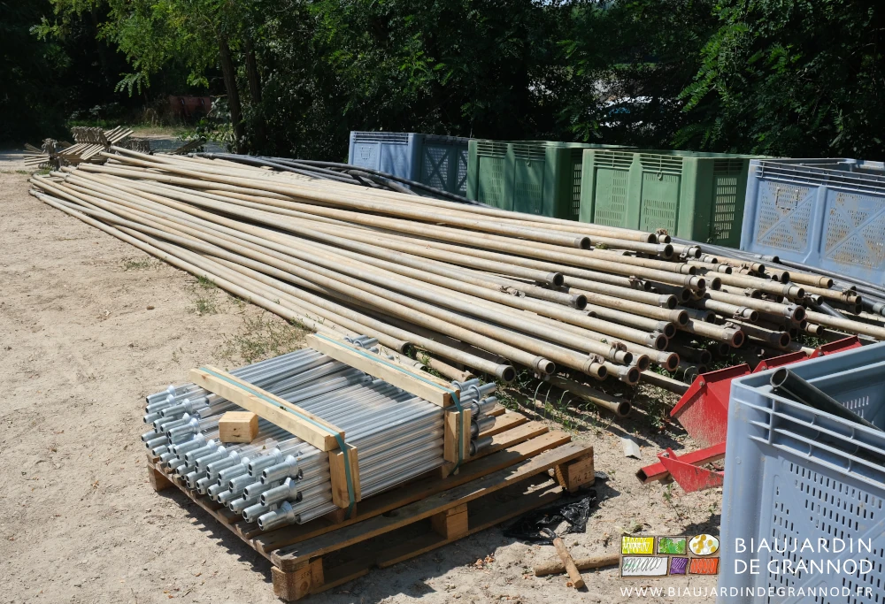photo du tas des tubes aluminium rangés dans la cour