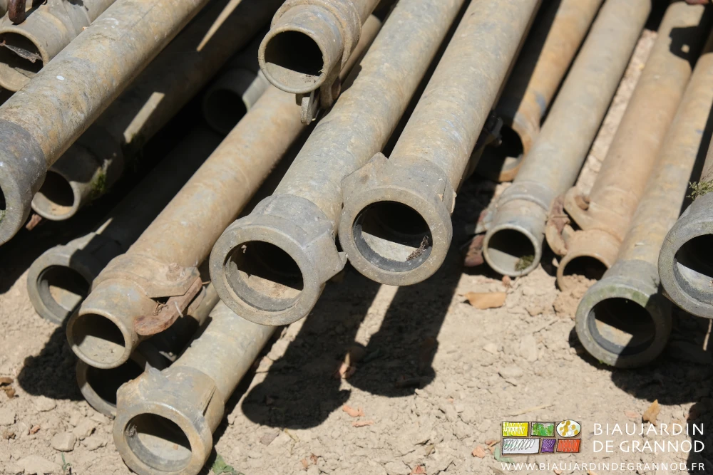 photo proche des raccords des tubes et leurs vieux joints devenus rigides