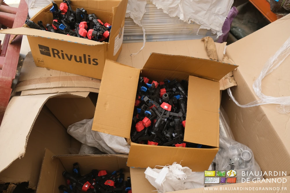 photo des asperseurs encore dans les cartons de livraison