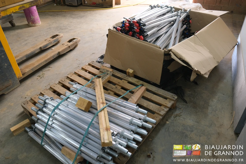 photo d'un carton de cannes équipées de l'asperseur à côté des cannes en stock