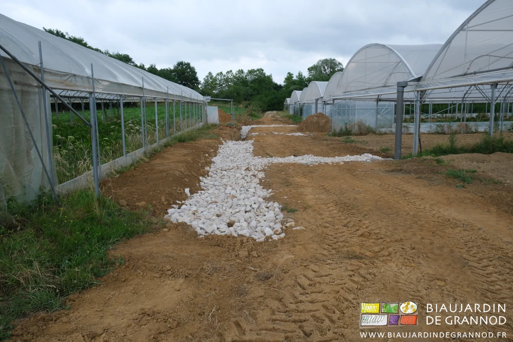photo du chantier avec gros cailloux près du quadri-tunnel et sur la traversée d'un chéneau