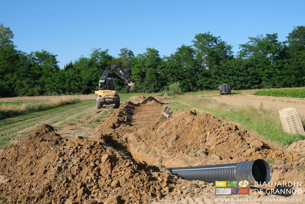 photo de Charlie rebouchant la conduite avec la pelleteuse