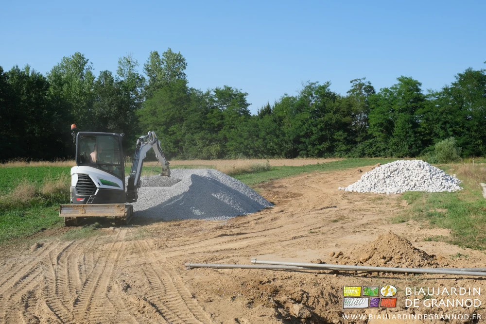 photo de s tas de gravelette et de cailloux repris à la mini-pelle