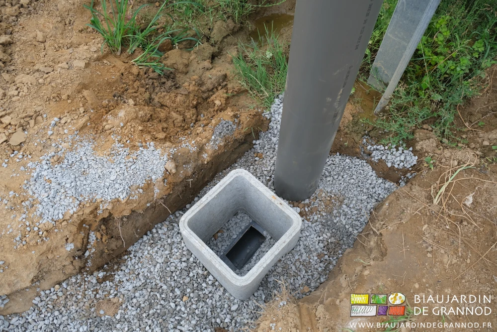 photo du regard en ciment et tube gris coupé en partie supérieure