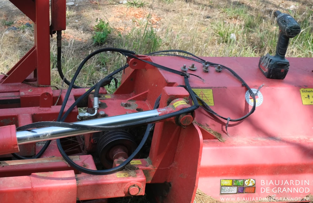 photo des courroies très usées du broyeur latéral