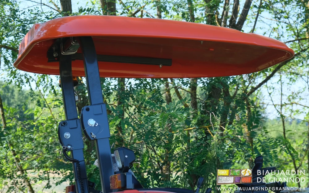 photo du simili toit fixé à l'arceau de sécurité servant à ombrer un peu le conducteur