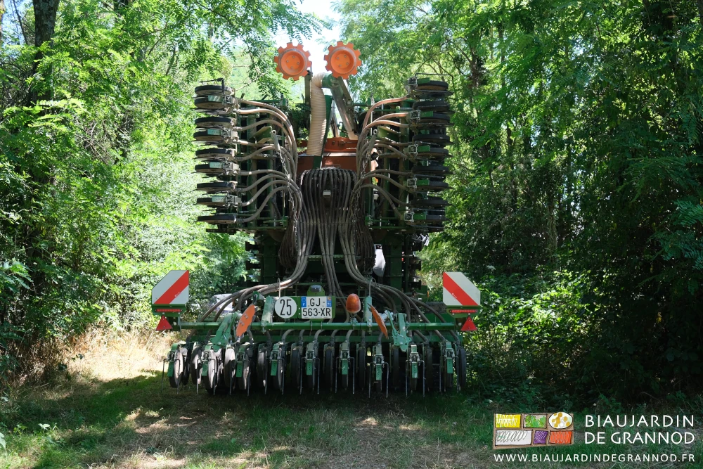 photo du semoir direct replié et rangé dans notre chemin ombragé de haies bocagères