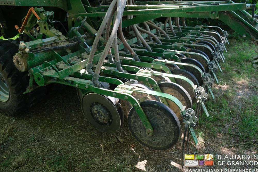 photo des éléments semeurs 2 disques, une descente de graine, une roue de rappui et 2 dents de hersage