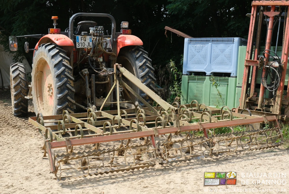 photo du vibro large attelé au tracteur