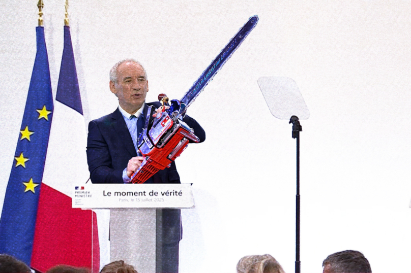copie d'écran d'un photo montage revue Politis Bayrou à une tribune armé d'une tronçonneuse
