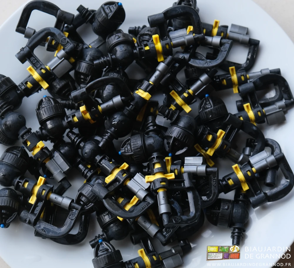 photo d'une trentaine d'asperseurs après rinçage, tout beaux tout neufs !