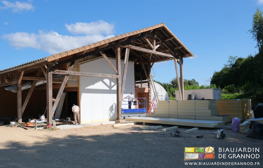 photo de pose des premiers panneaux coté bâtiment