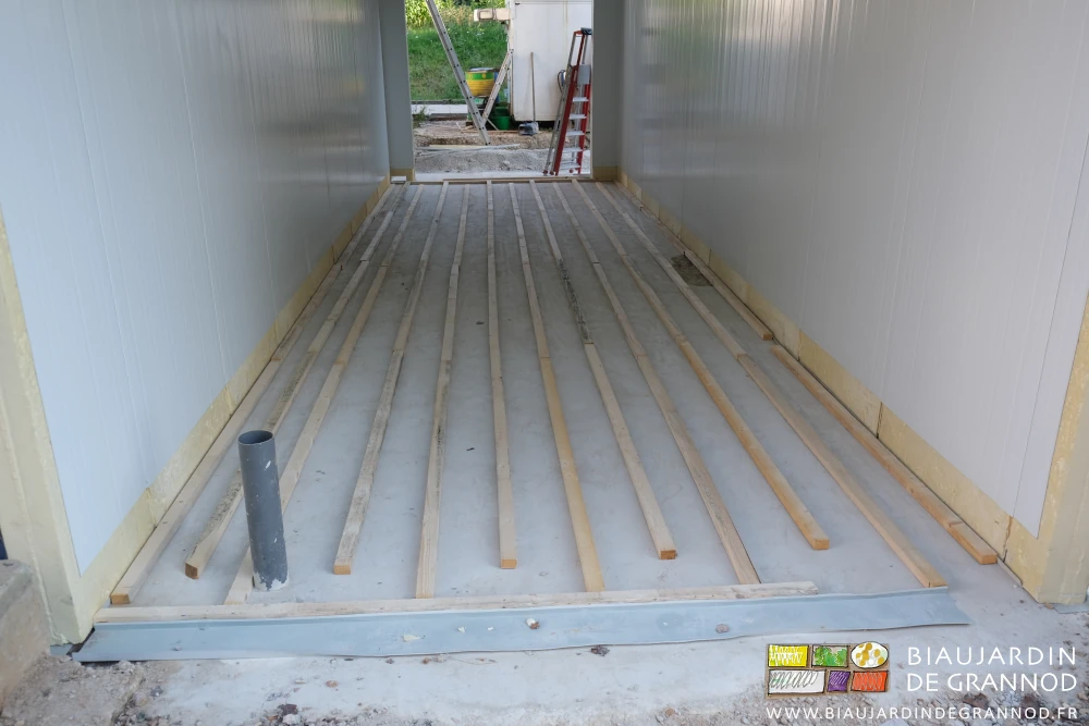 photo des chevrons posés sur la dalle béton 