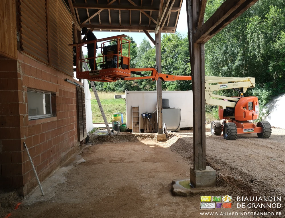 photo de Matthieu au travail en hauteur avec une nacelle téléescopique louée