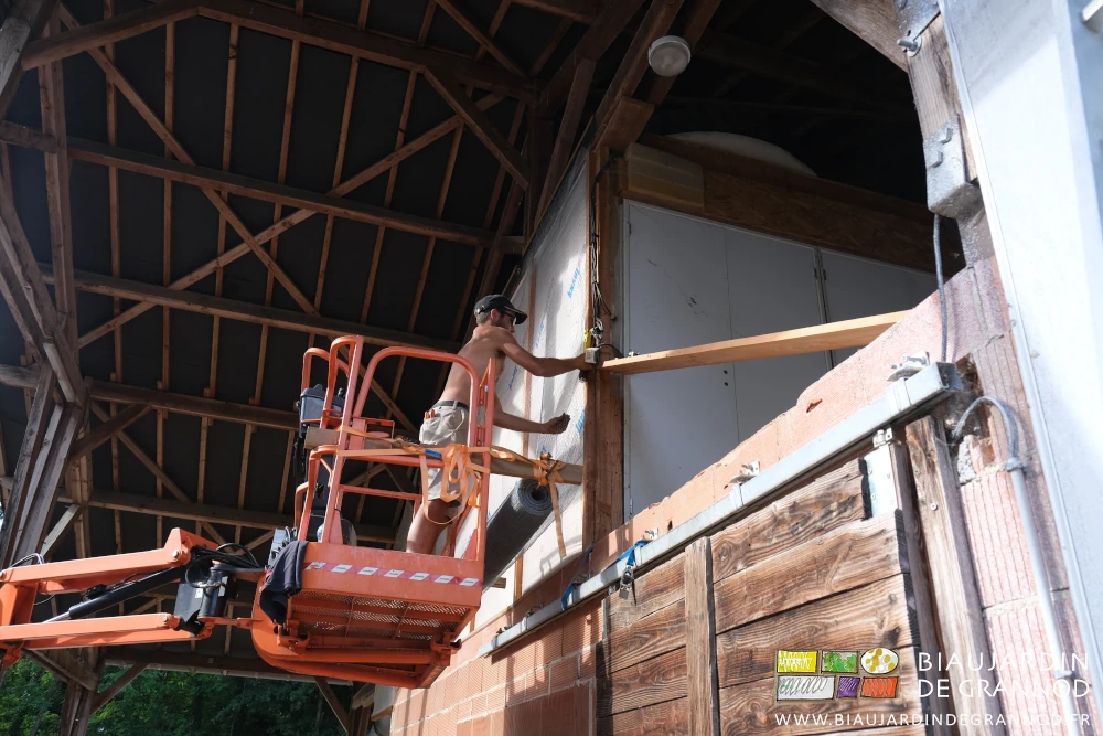 photo de Matthieu déroulant la protection de l'isolant 