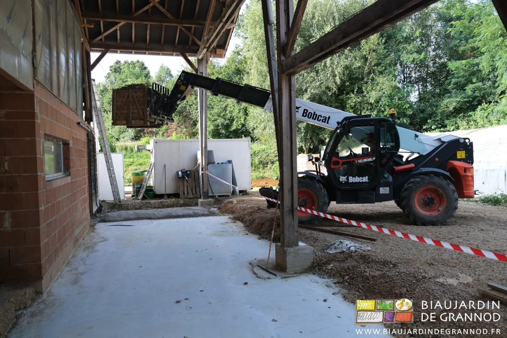 photo de la dalle en cours de séchage sous l'auvent, les palox d'oignon rentrés au manuscopic