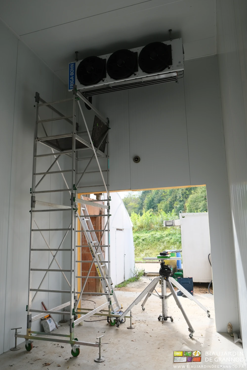 photo du groupe de trois évaporateurs au dessus de la porte d'entrée du frigo