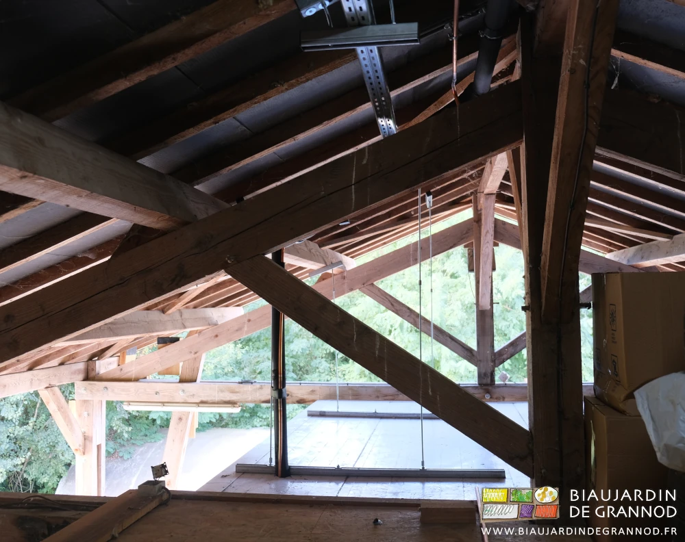 photo sous la couverture tuile de notre bâtiment à charpente traditionnelle en douglas