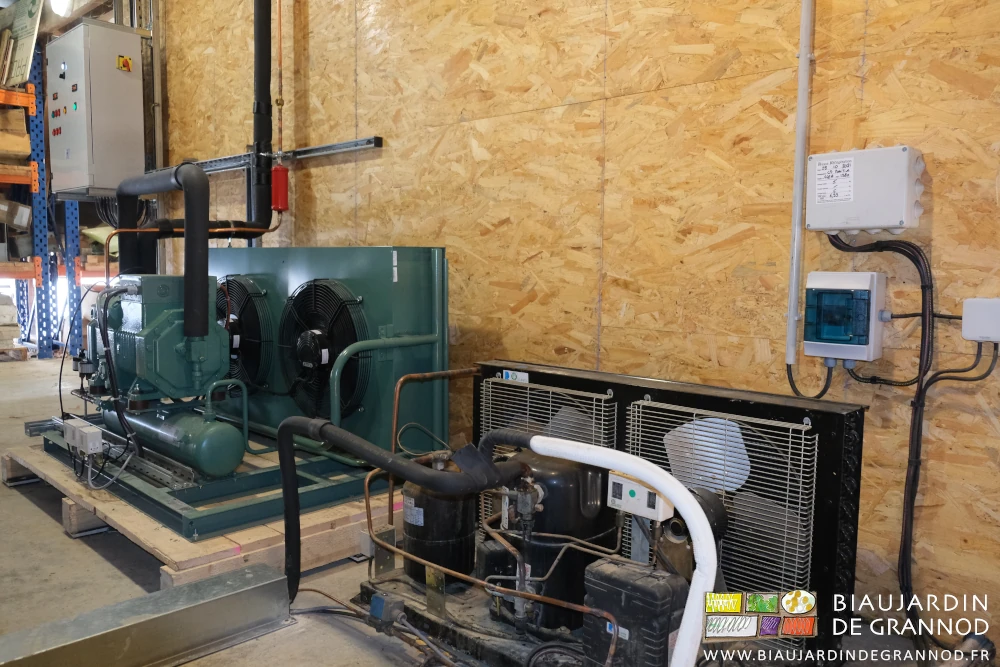 photo au fond de l'armoire électrique du froid humide, du groupe humide et du groupe pré-existant