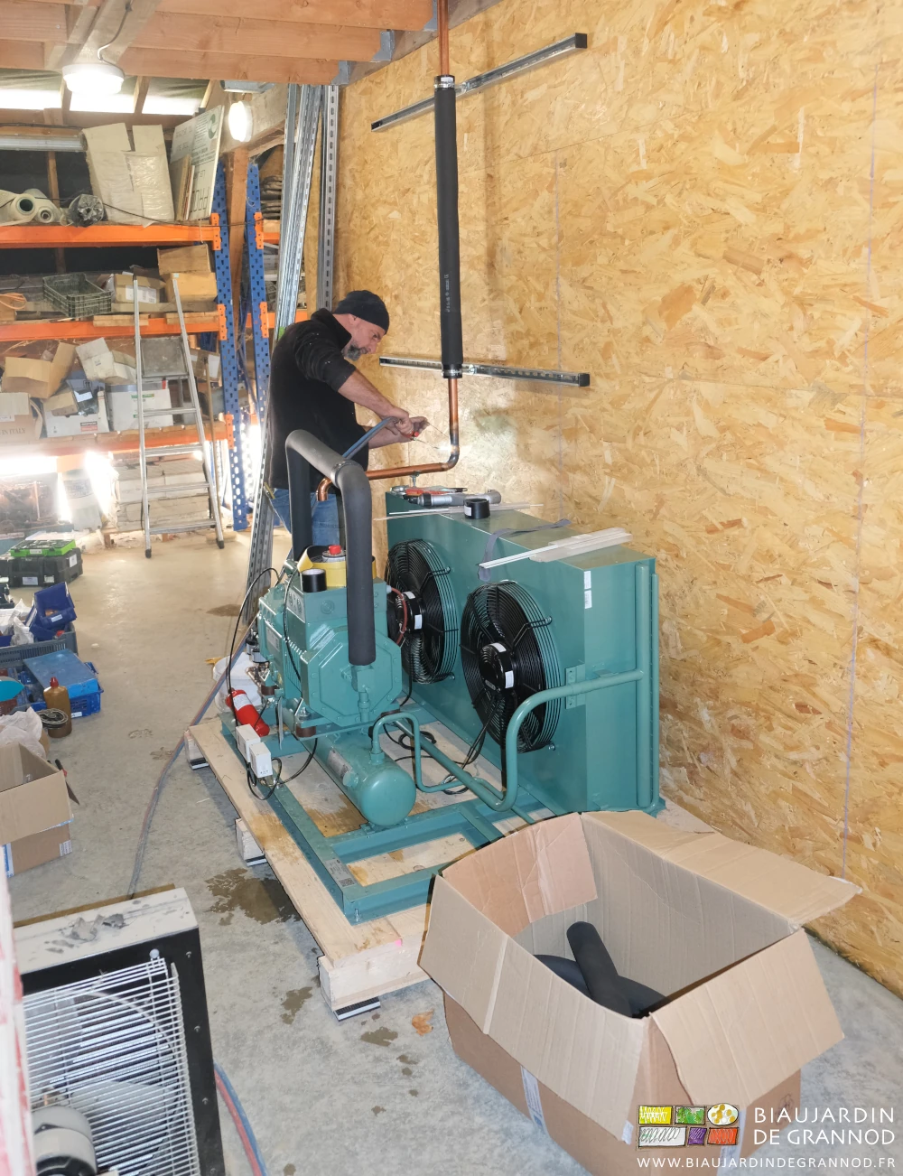 photo du frigoriste installant les circuits de froid