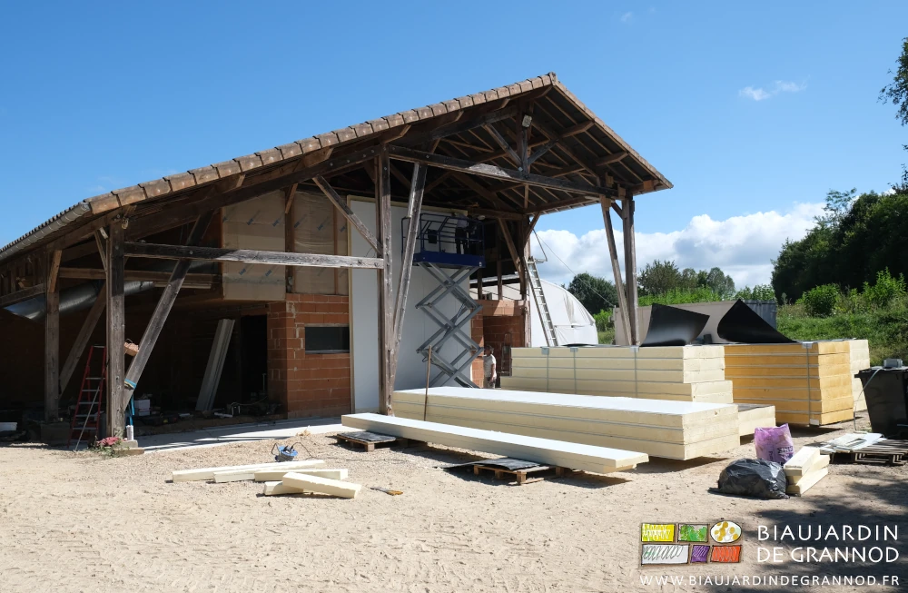 photo de la pose en cours des panneaux, le stock au premier plan