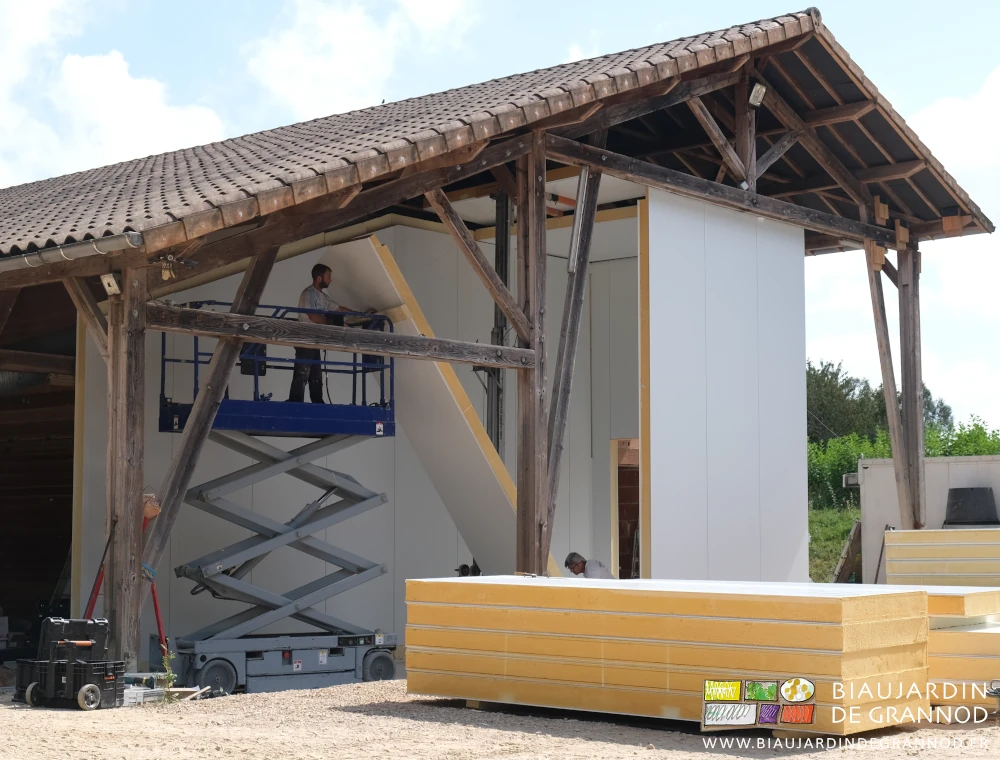 photo début de pose de 2 côtés et du toit du local
