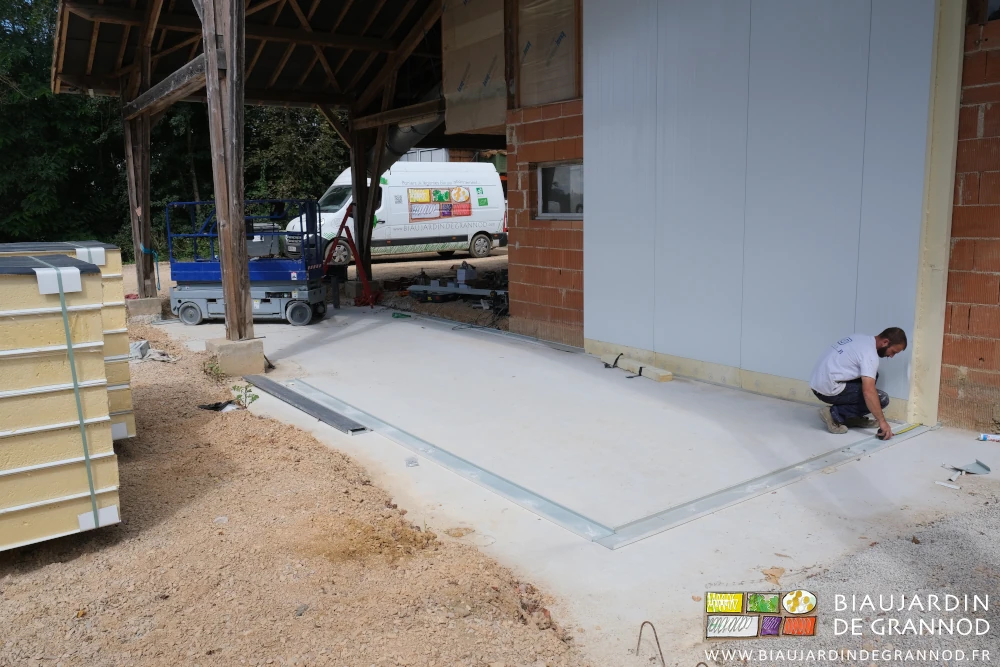 photo de la dalle entourée des semelles métalliques calant le bas des panneaux